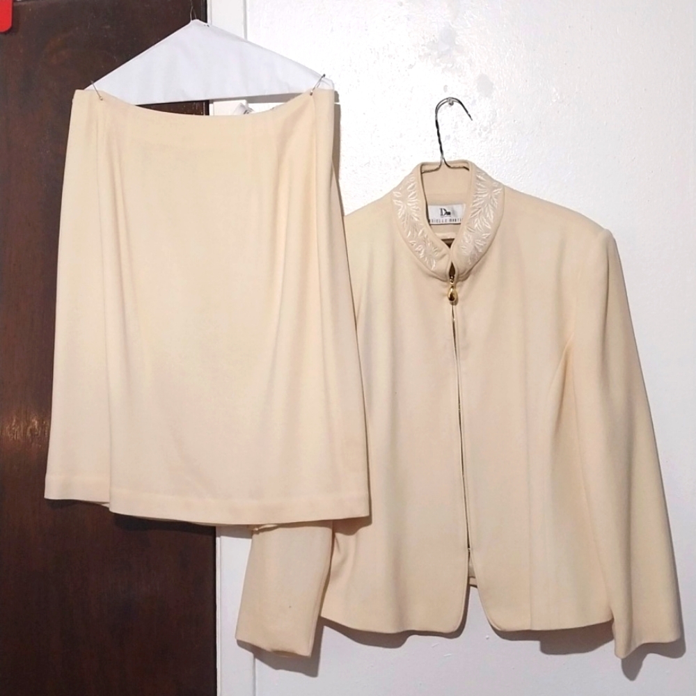 DANIELLE MARTIN  VTG Pure wool Cream suite size16